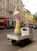 Erwin Wurm doigt d'honneur manifestation un véhicule d'expression pour ses opinions.jpg, avr. 2023
