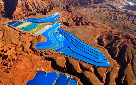 Étangs d'évaporation de potasse dans le paysage désertique près de Moab, Utah, USA la piscine était loin mais ça faisait du bien quand on arrivait.jpg, juil. 2020