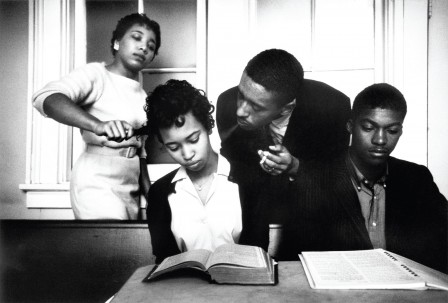 Eve Arnold, Activists are trained not to react to provocation. Civil strike core group, Virgina, 1960.jpg, juin 2020 Eve Arnold, Activists are trained not to react to provocation. Civil strike core group, Virgina, 1960.jpg, juin 2020