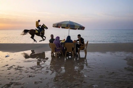 Fatima Shbair AP Guardian Palestinians on the beach in Gaza City une autre dimension.jpg, déc. 2023