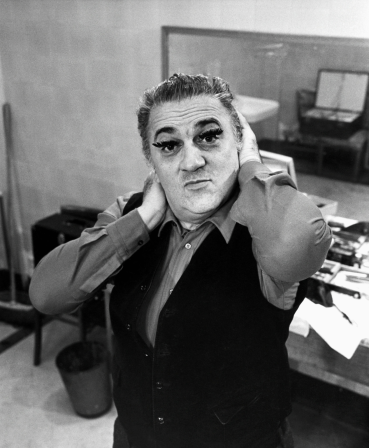 Federico Fellini wears an extreme pair of false eyelashes Photo by Vittoriano Rastelli Corbis faux-cils réveillon.png, déc. 2021