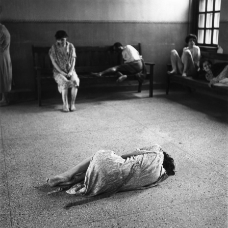 Female patients sitting in a common room of the Ohio Insane Asylum while one patient lies on the floor 1946 pendant ce temps en psychiatrie.png, oct. 2021
