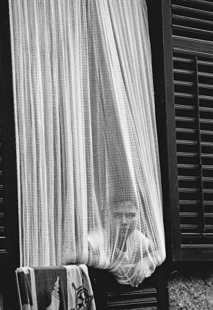 Ferdinando Scianna une femme à sa fenêtre.jpg, nov. 2021