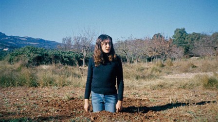 Fina Miralles Translacions Dona-arbre Translations Femme-arbre performance à Sant Llorenç del Munt Espagne novembre 1973 debout les arbres.jpg, mars 2023