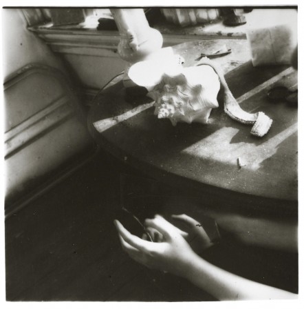 Francesca Woodman, But Lately I Find a Sliver of a Mirror is Simply to Slice an Eyelid, 1979, le bruit de la mer.jpg, juin 2020