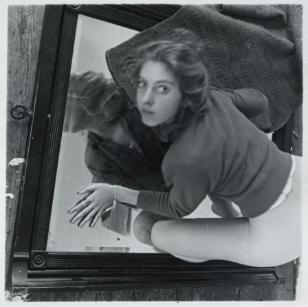 Francesca Woodman la femme à genoux sur le miroir.jpg, mai 2023