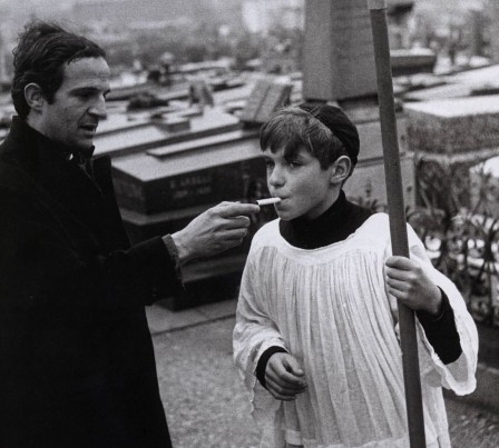 François Truffaut photographed by Raymond Cauchetier lighting a cigarette for a young extra on the set of Jules et Jim 1962 dimanche cigarette.jpg, juin 2021