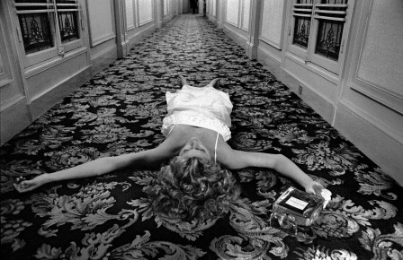 Frank Horvat 1974, Paris, for Vogue France, Hitchcock issue, Chris O'Connor lying on the floor, in empty corridor.jpg, nov. 2020