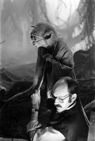 Frank Oz Performing Yoda in Star Wars, The Empire Strikes Back Dieu me tripote.jpg, nov. 2020