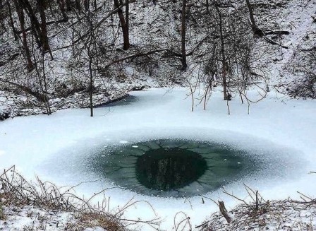 Freezing Lake in Nebraska Looks Like Eye l'oeil de l'hiver.jpg, janv. 2022