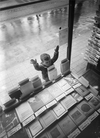 Gabriel Casas. Book Day. Barcelona, 1932. National Archive of Catalonia Gabriel Casas i Galobardes collection les librairies fermées.jpg, nov. 2020