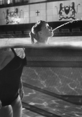 George Silk. Swimmer Kathy Flicker spits water in a swimming pool in 1962 perdre la tête en crachant.jpg, janv. 2021