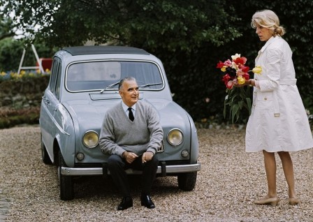 Georges Pompidou fume une cigarette sur le pare-choc de sa Renault 4 en compagnie de sa femme Claude 1969 4L électrique soudain, une inconnue vous offre des fleurs.jpg, juil. 2021