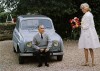Georges Pompidou fume une cigarette sur le pare-choc de sa Renault 4 en compagnie de sa femme Claude 1969 4L électrique soudain, une inconnue vous offre des fleurs.jpg, juil. 2021