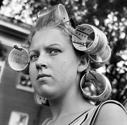 Getting Ready for the Dance Scottsboro AL Photo by Rosalind Fox Solomon 1976 coiffure la mère et ses rouleaux.jpg, déc. 2023