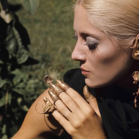 Gilded fingertips created by Claude Lalanne for Yves Saint Laurent AW 1969 haute couture collection les doigts d'or.jpg, janv. 2023