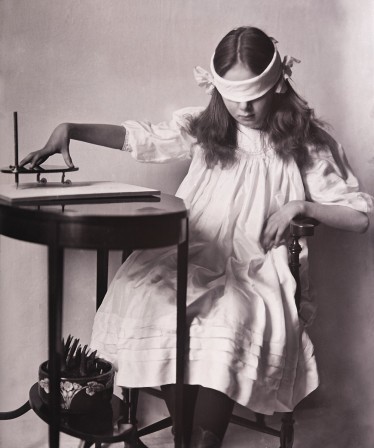 Girl Operating a Planchette Wellcome Library Collection The Spectacle of Illusion Dr. Matthew L. Tompkins 1900s b.jpg, mar. 2021