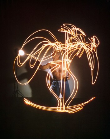 Gjon Mili Pablo Picasso painting with light 1949 lumière 1.jpg, déc. 2020