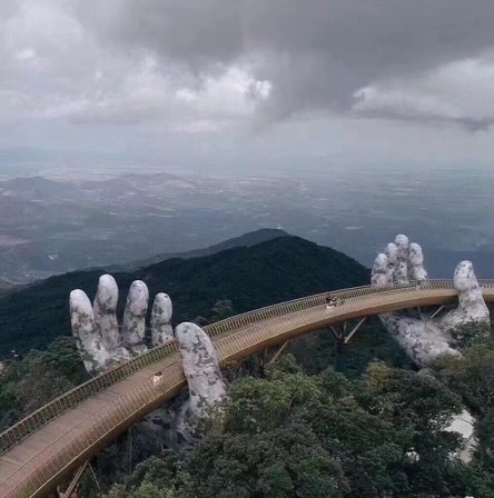 Golden Bridge Le pont d'or est un pont piétonnier long de 150 mètres construit dans les collines Bà Nà située à 1400 m d'altitude près de Da Nang au Viêt Nam dieu tiens moi ça 5 minutes.jpg, sept. 2021