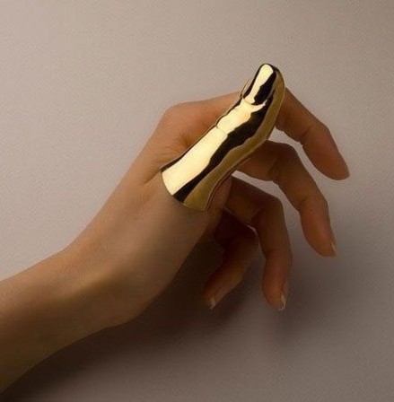 Goldfinger doigt d'or le coût de pouce prothèse autostop de luxe.jpg, avr. 2023
