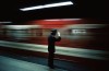 Greg Girard Tokyo Ikebukuro train le salut aux voyaguers.jpg, nov. 2023