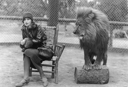 Greta Garbo and Jackie the MGM Lion années 1920 prendre ses distances.jpg, oct. 2020