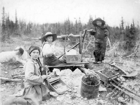 Greta Thunberg en train d'extraire de l'eau d'un puits situé dans le territoire du Yukon au Canada en 1898.jpg, nov. 2019