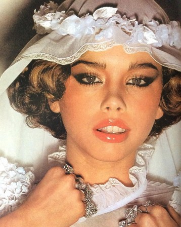 Guy Bourdin Dress and Veil by Bellville-Sassoon Vogue UK 1976 le coup de poing américain.jpg, janv. 2023