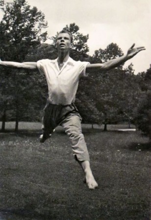 Hazel Larsen Archer Black Mountain College Photographer 1944-1953 Merce Cunningham.jpg, mar. 2021