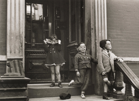 Helen Levitt Brooklyn enfant bonjour anniversaire.png, sept. 2019