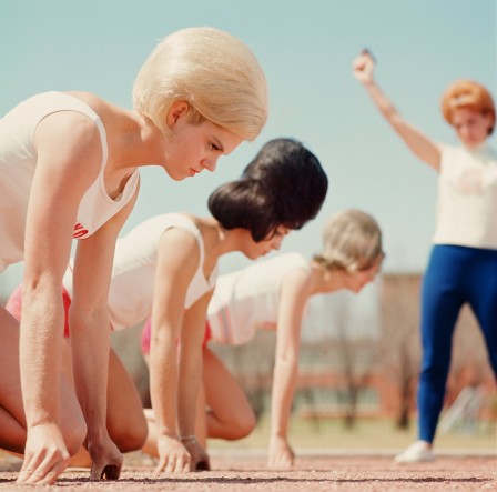 Histoire du sport féminin L'équipe des Bouffant Belles lors du départ d'une course 1964.jpg, nov. 2020