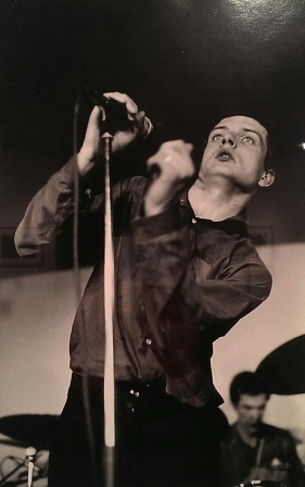 Ian Curtis joy division 1980 scoliose.jpg, fév. 2021