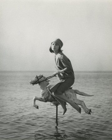 Ikko Narahara The Horse Crossing on the Sea 1961 gelatin silver print cheval manège marin libre et fière elle chevauchait les océans en amazone.jpg, juin 2023