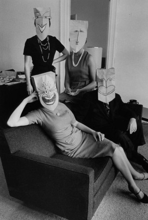 Inge Morath From Mask Series With Saul Steinberg 1959-1962 avec un maque les gens sont plus cympathiques.jpg, janv. 2022