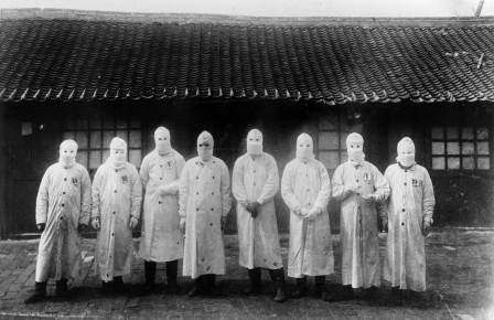 Institut Pasteur Archives Henri Mollaret équipement de protection individuelle porté lors de l'épidémie de peste de 1911 en Mandchourie.jpg, mar. 2020