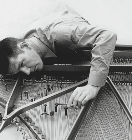 Irving Penn John Cage preparing a piano 1947.jpg, avr. 2020
