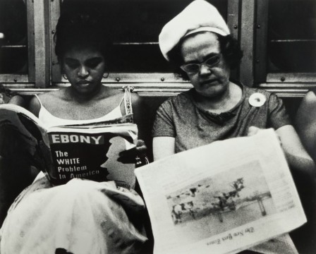 James E Hinton two women sitting on a New York City subway 1966 racisme black lives matter le problème blanc.jpg, août 2021