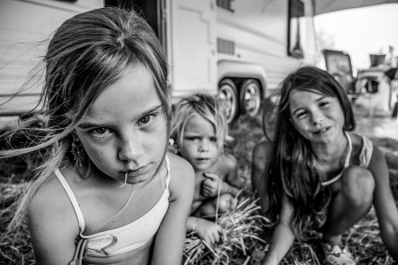 Janna Gregori les filles devant la caravane.jpg, oct. 2021