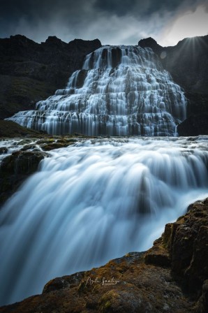Jaromir Stanczyk La Fjallfoss toponyme islandais signifiant littéralement en français cascade de la montagne  est une cascade dominant l'Arnarfjörður dans le Nord-Ouest de l'Islande.jpg, juil. 2020