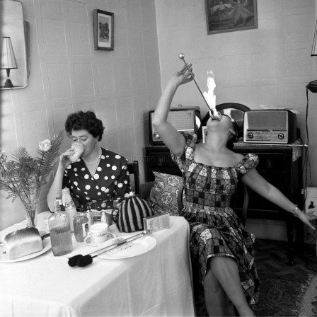 Jasmine Trevanna at home in Cricklewood, London, 1961 avaleuse de sabre tante Yasmine avait des talents cachés.jpg, nov. 2020