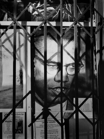 Jason Langer Malcolm X shop window San Francisco 1995.jpg, août 2020