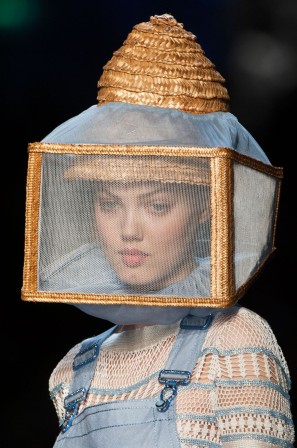 Jean Paul Gaultier at Couture Spring 2015 l'apicultrice abeille.jpg, avr. 2023
