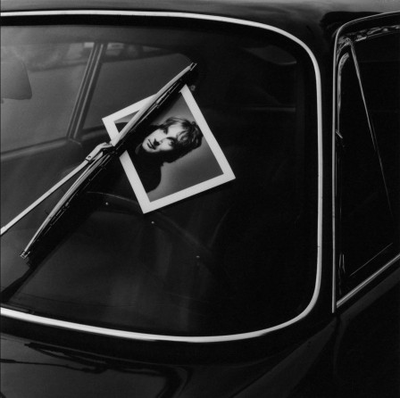 Jeanloup Sieff Self-portrait, Paris 1978 autoportrait Carglass qui j'essuie-glace.jpg, nov. 2022