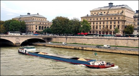 Joël Sueur la péniche Moskova Paris 1975 sous le pont Mirabeau passe la Moskova.jpg, déc. 2023