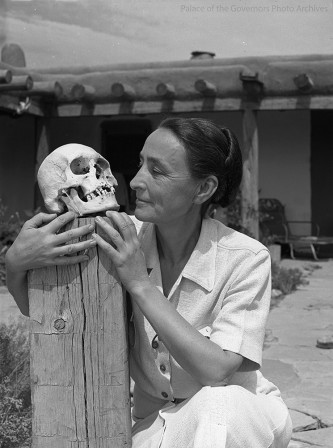 John Candelario Georgia O'Keeffe with skull, Ghost Ranch, New Mexico 1939 mort tu m'aimes encore.jpg, août 2021