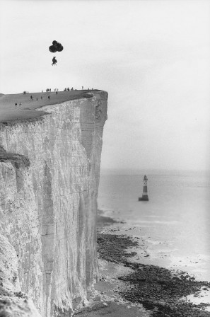 John Downing. David Kirke sets off from Beachy Head in East Sussex, in a giant helium-filled kangaroo. Aided by four other balloons, he is attempting to cross the English Channel to France. 1986.jpg, nov. 2020