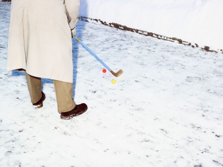 John MacLean golf sur le trottoir enneigé sports d'hiver.jpg, fév. 2021
