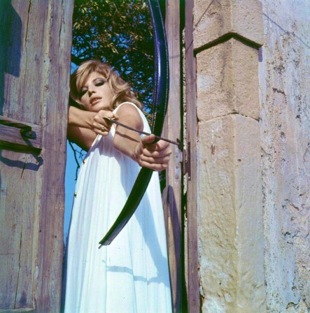 Joseph Losey Modesty Blaise 1966 Monica Vitti flèche arc archer.jpg, avr. 2021