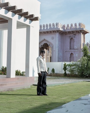 Kalpesh Lathigra dans le chateau de Laze.jpg, juil. 2020