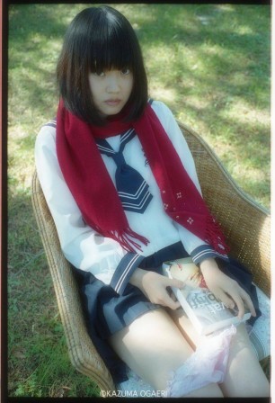Kazuma Ogaeri fille lisant la culotte baissée.jpg, déc. 2022